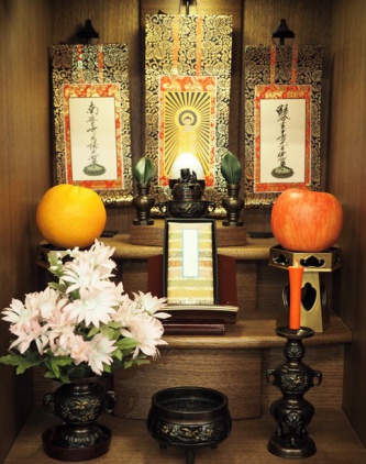 現代版仏壇の荘厳の例(三具足)